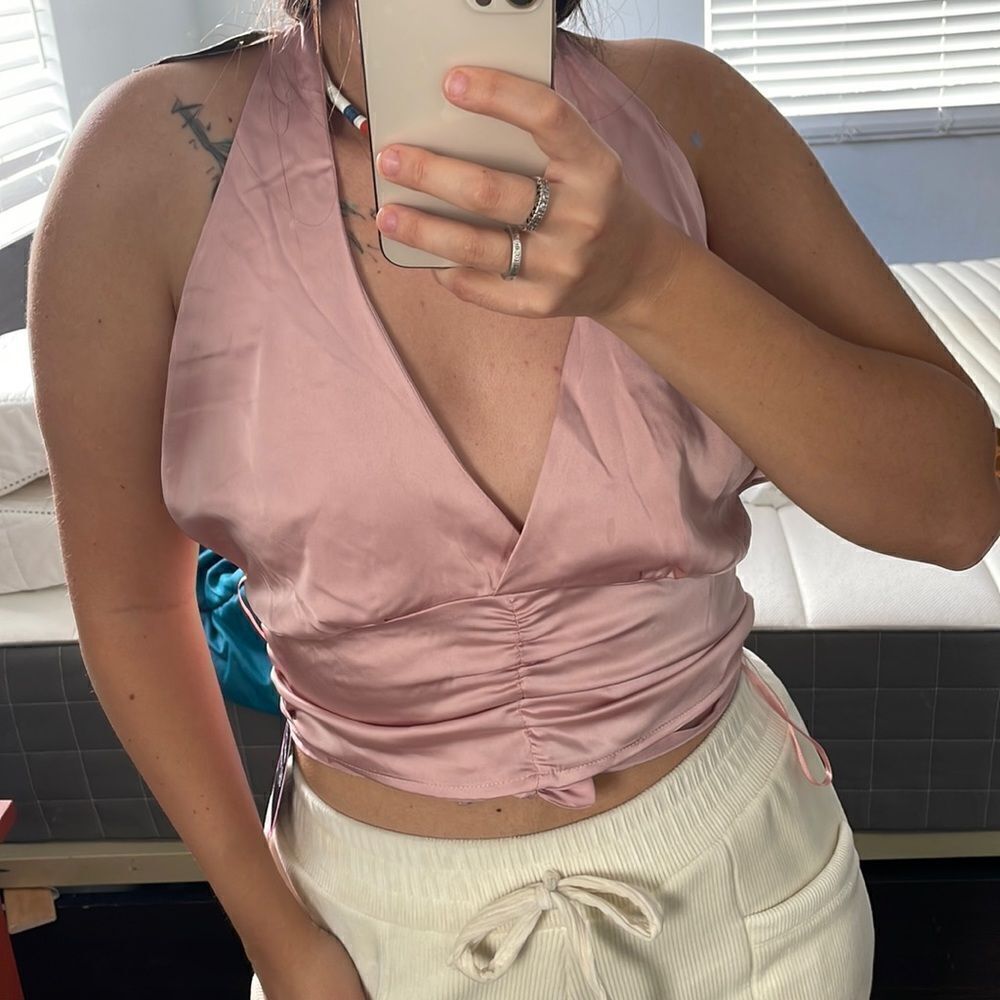 Crop top silk feeling tied in the back